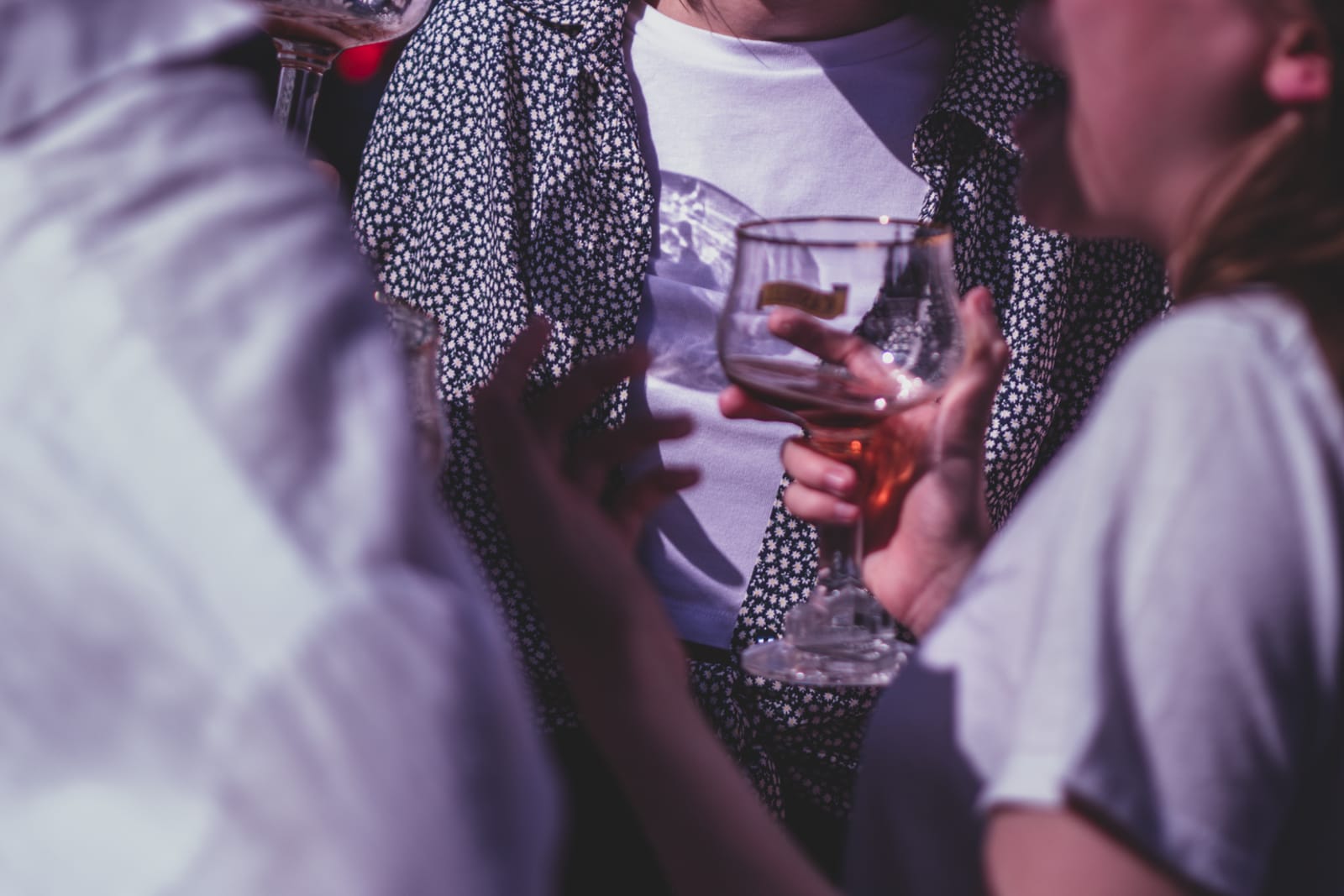 Twee vriendinnen lachen met een glas in de hand aan de toog.